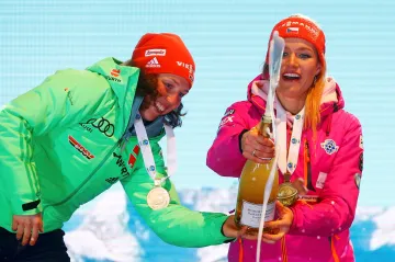 Gabriela Koukalová (vpravo) s Laurou Dahlmeierovou