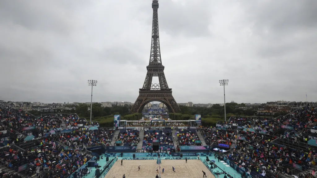 Beachvolejbalový olympijský kurt přímo pod Eiffelovou věží