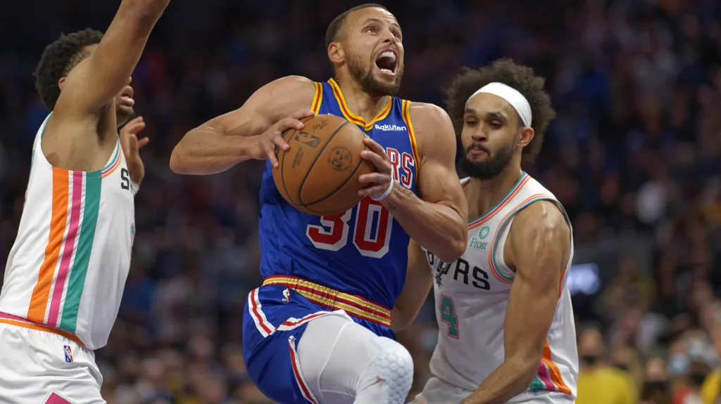 Stephen Curry z Golden State Warriors v nájezdu na koš