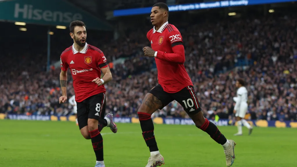 Marcus Rashford a Bruno Fernandes se radují z gólu Manchesteru United