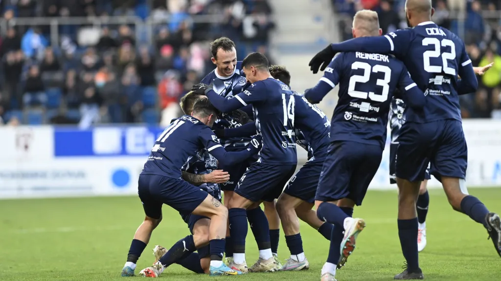 Hráči Slovácka oslavují gól