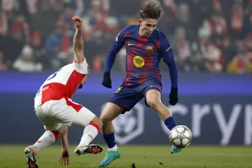 Michal Sadílek a Fermín López v utkání Slavie s Barcelonou