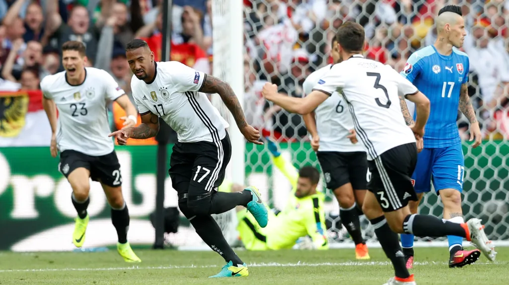 Němec Jérome Boateng se raduje z gólu v síti Slovenska