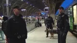 Policisté čekají na příjezd fanoušků