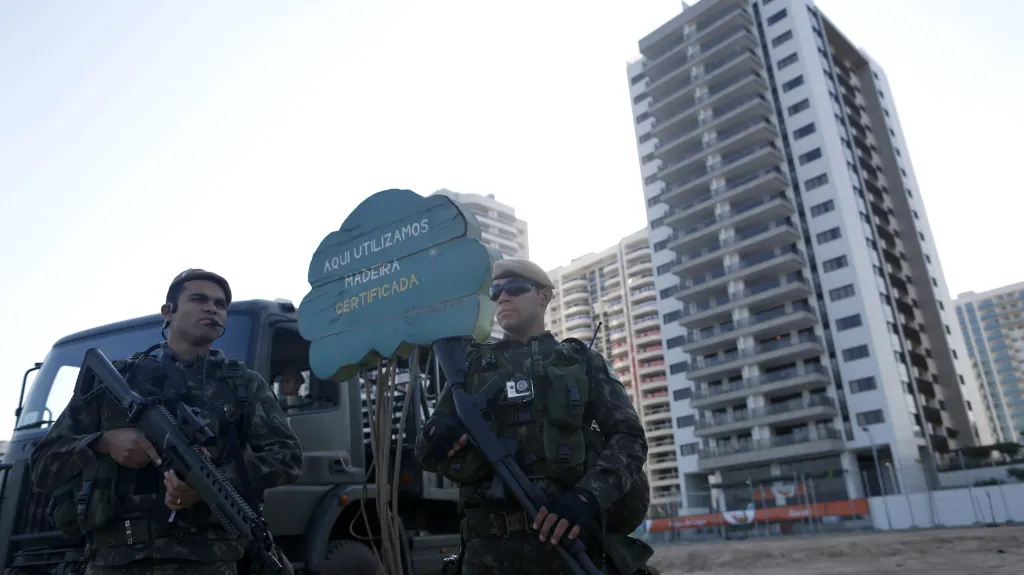 Ozbrojenci stráží olympijskou vesničku