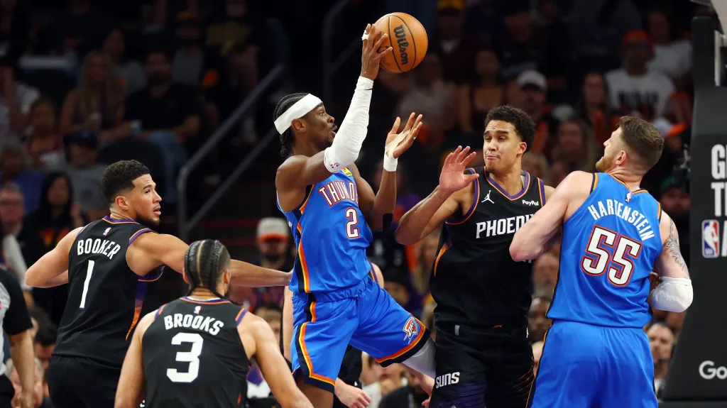 Shai Gilgeous-Alexander z Oklahoma City v akci proti Phoenixu