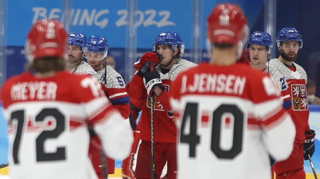Zklamaní čeští hokejisté po prohře s Dánskem