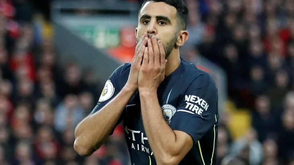 Záložník Manchesteru City Mahrez po neproměněné penaltě