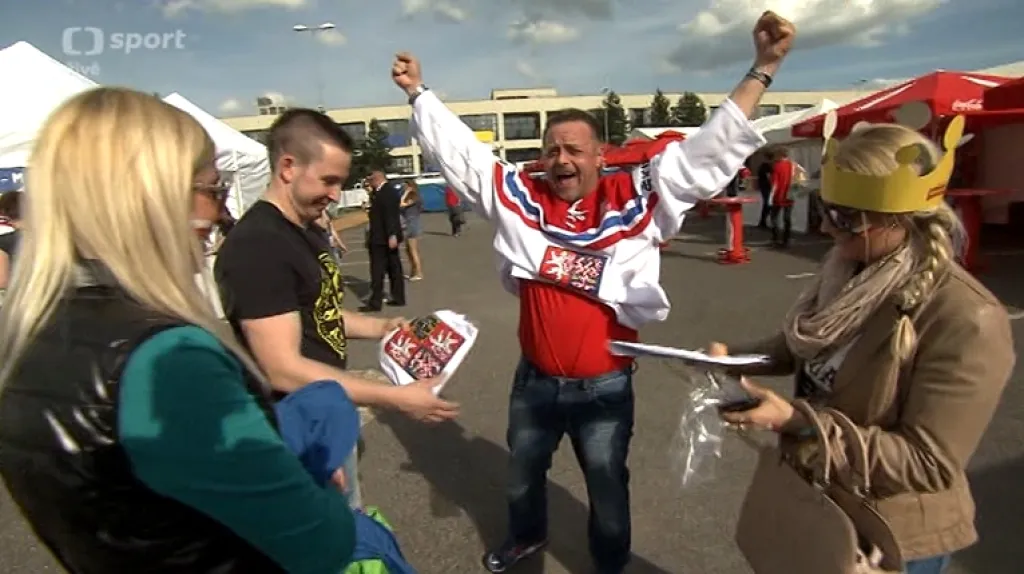 Fanouškovská vřava ve fanzóně při duelu s Kanadou