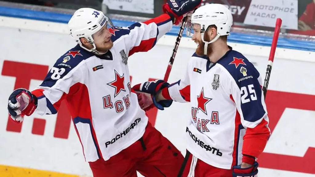 Hráči CSKA Moskva slaví vstřelenou branku 