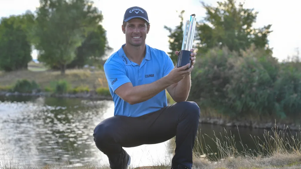 Andrea Pavan s trofejí pro vítěze Czech Masters