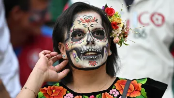Jedna z mexických fanynek na Aztéckém stadionu během zápasu Mexika proti Česku