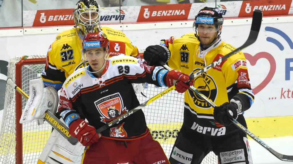 Michal Dragoun z Hradce Králové (v černém) v souboji s litvínovským Zbyňkem Skleničkou