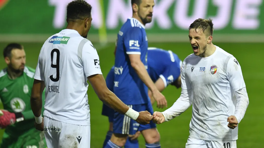 Jean-David Beauguel slaví branku Jana Kopice