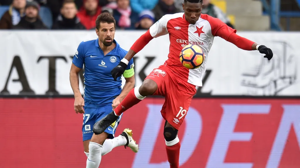 Simon Deli ze Slavie Praha u míče před libereckým Milanem Barošem