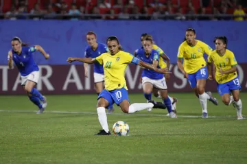 Marta střílí gól z pokutového kopu v utkání MS Brazílie - Itálie
