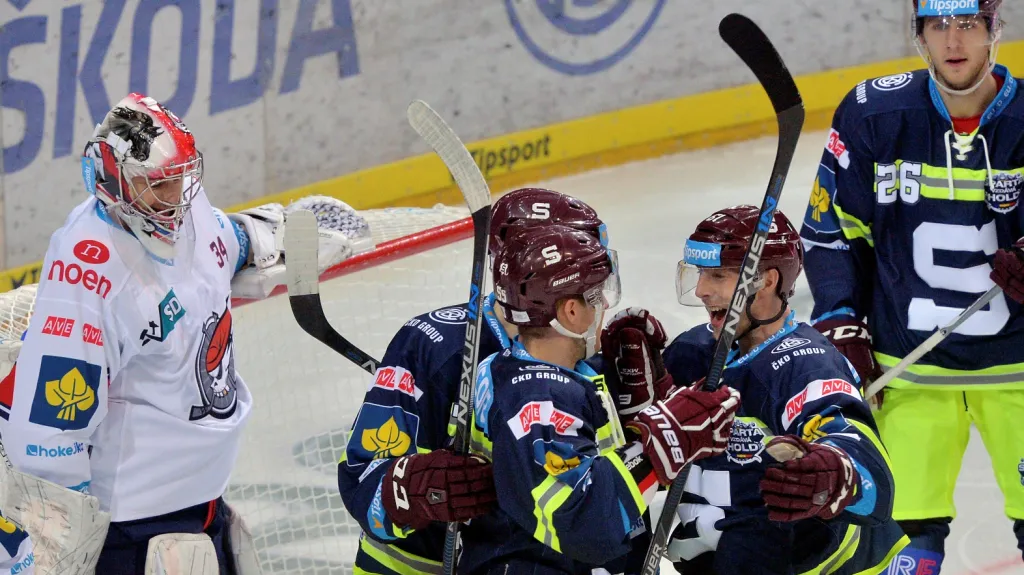 Hokejisté Sparty se radují z gólu v síti Chomutova