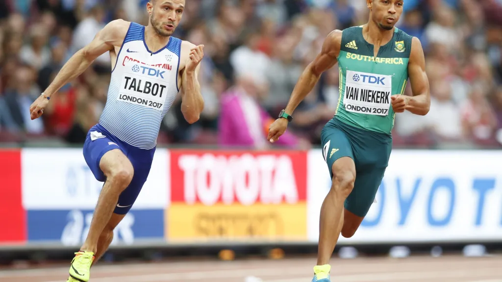 Wayde Van Niekerk (vpravo) na MS v Londýně