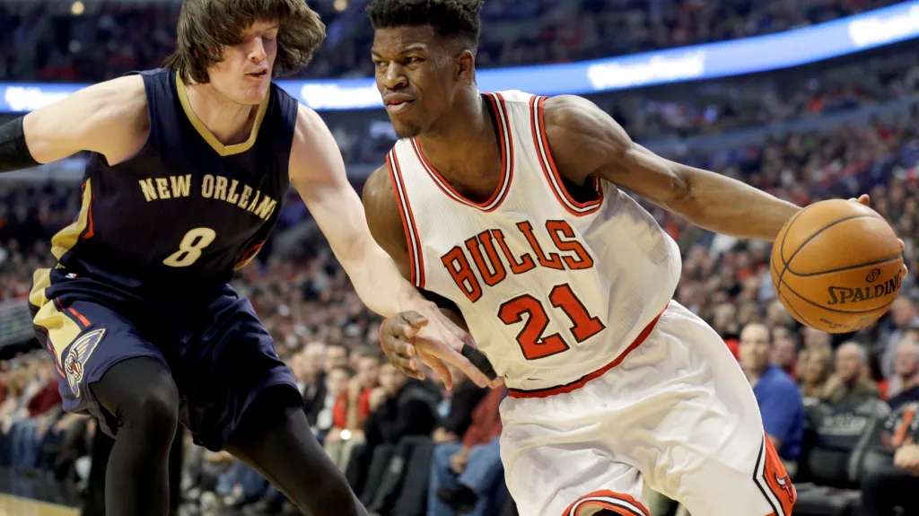 Jimmy Butler z Chicaga se snaží projít kolem Luka Babbitta z New Orleans