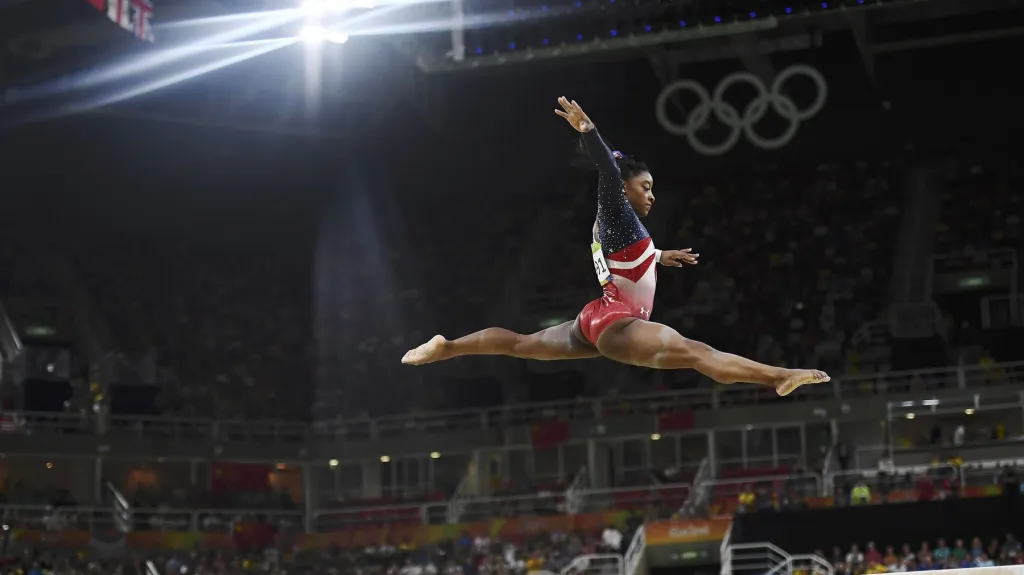 Američanka Simone Bilesová na kladině