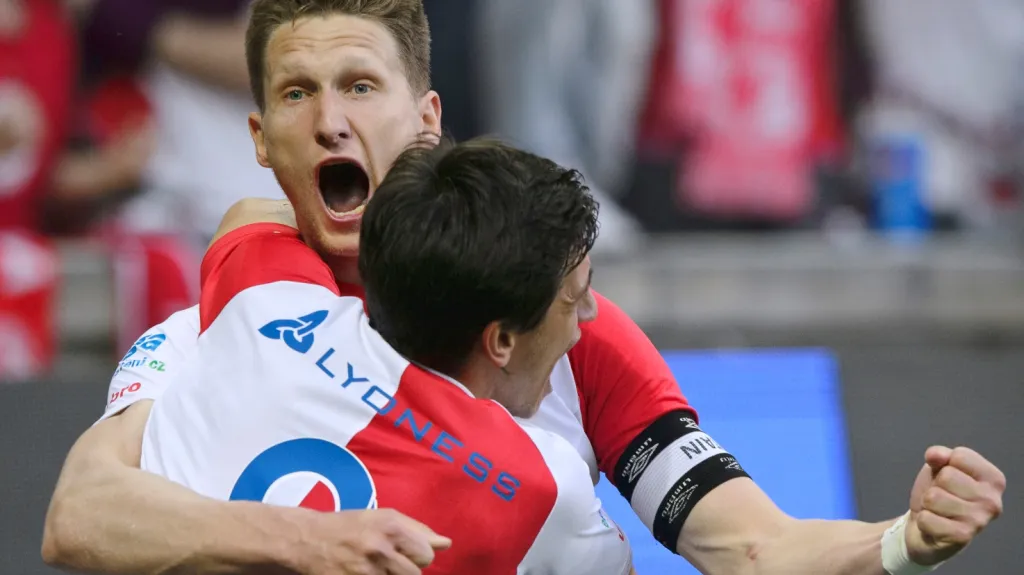 Ruslan Mingazov v objetí s Milanem Škodou