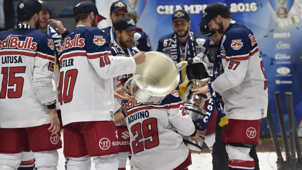 Radost hokejistů Salcburku z vítězství v EBEL