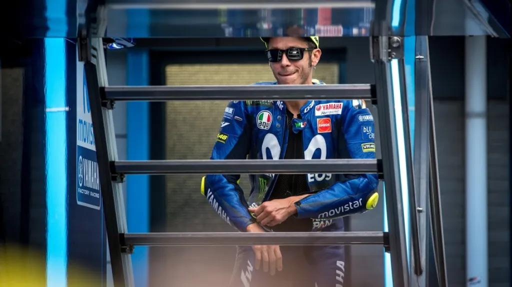 Valentino Rossi míří do svého kamionu