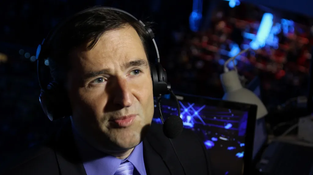 Robert Záruba na komentátorském stanovišti v Globenu