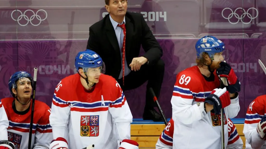 Trenér Alois Hadamczik na střídačce s hráči