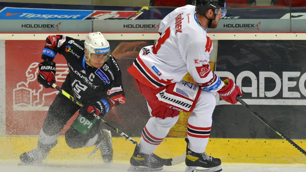 Karlovarský kapitán Vondráček v souboji se Škůrkem z Olomouce