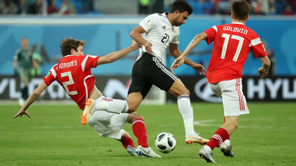 Egypťan Trézéguet (uprostřed) v utkání proti Rusku