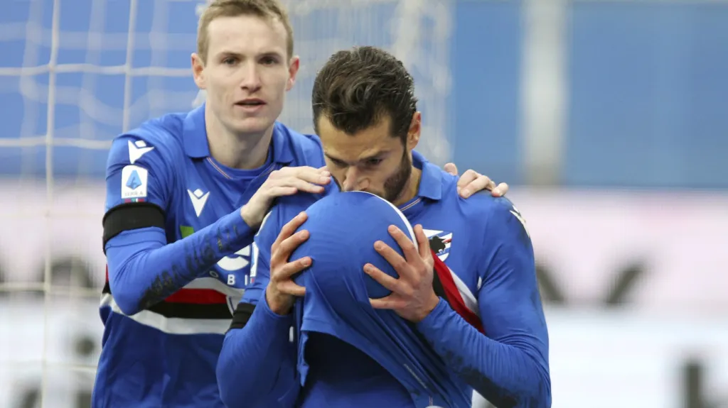 Jakub Jankto (vlevo) a Antonio Candreva ze Sampdorie oslavují gól