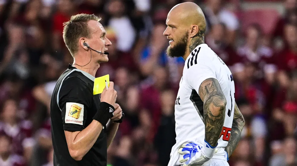 Brankář Olomouce Matúš Macík (vpravo) v diskuzi s rozhodčím Ondřejem Berkou