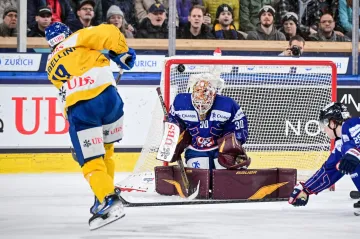 Adam Tambellini z Davosu překonává Adama Gajana z Collegiate Selects