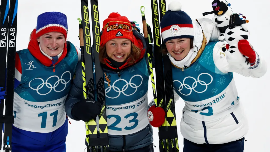 Bronzová Veronika Vítková (vpravo) s vítěznou Laurou Dahlmeierovou a stříbrnou Marte Olsbuovou po sprintu