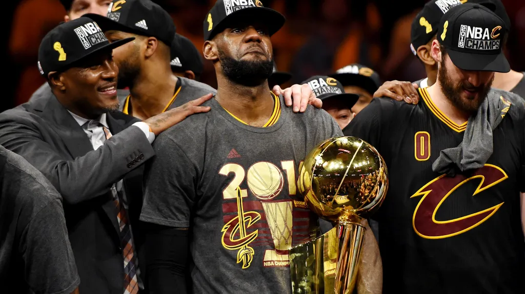 Slavící LeBron James a spoluhráči z Clevelandu