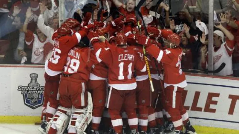 Hokejisté Detroitu se radují z postupu