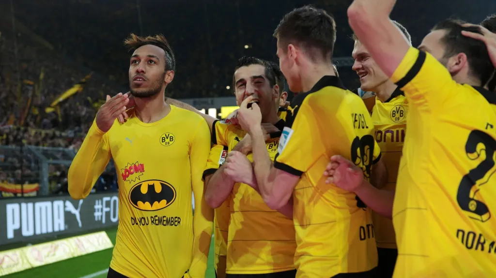 Pierre Emerick Aubameyang (vlevo) slaví se svými spoluhráči z Dortmundu vstřelenou branku
