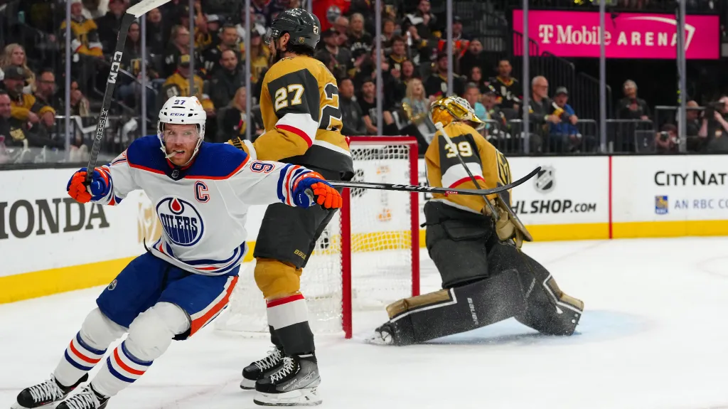 Connor McDavid z Edmontonu oslavuje gól na ledě Vegas