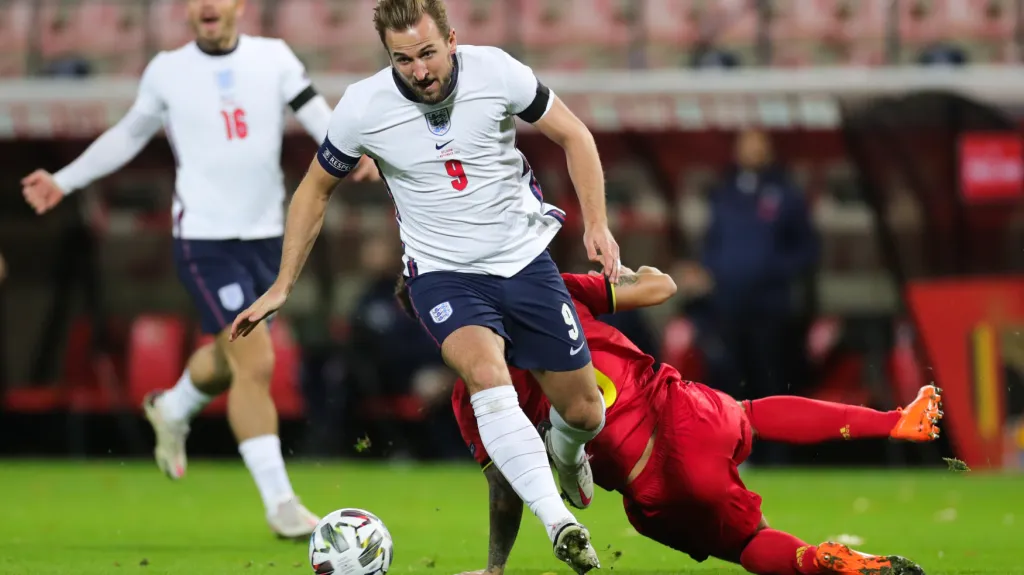 Harry Kane v duelu s Belgií