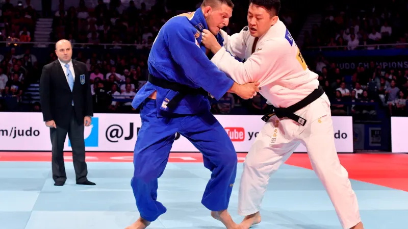 Lukáš Krpálek (vlevo) v souboji s Japoncem Hisajošim Harasawou