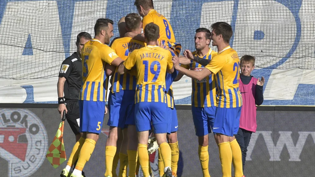 Fotbalisté SFC Opava se radují z gólu proti Příbrami