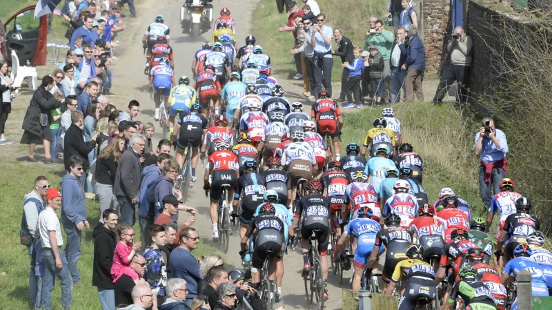 Peloton na trati Paříž-Roubaix