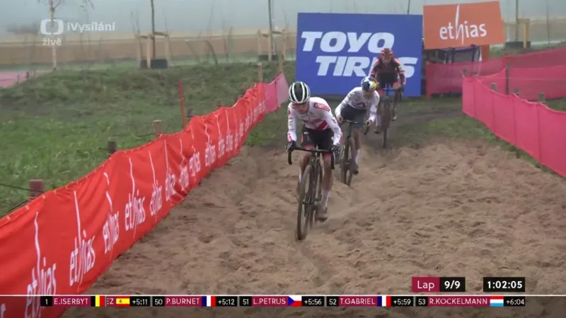 Závěr závodu cyklokrosařů v Rucphenu