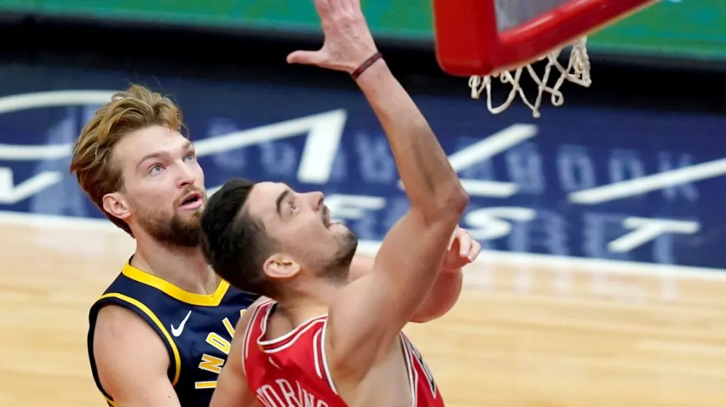 Tomáš Satoranský v podkošovém souboji proti Indianě 