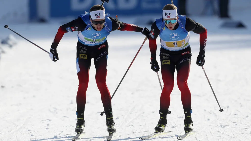 Tarjei Bö předává štafetu svému bratrovi Johannesovi