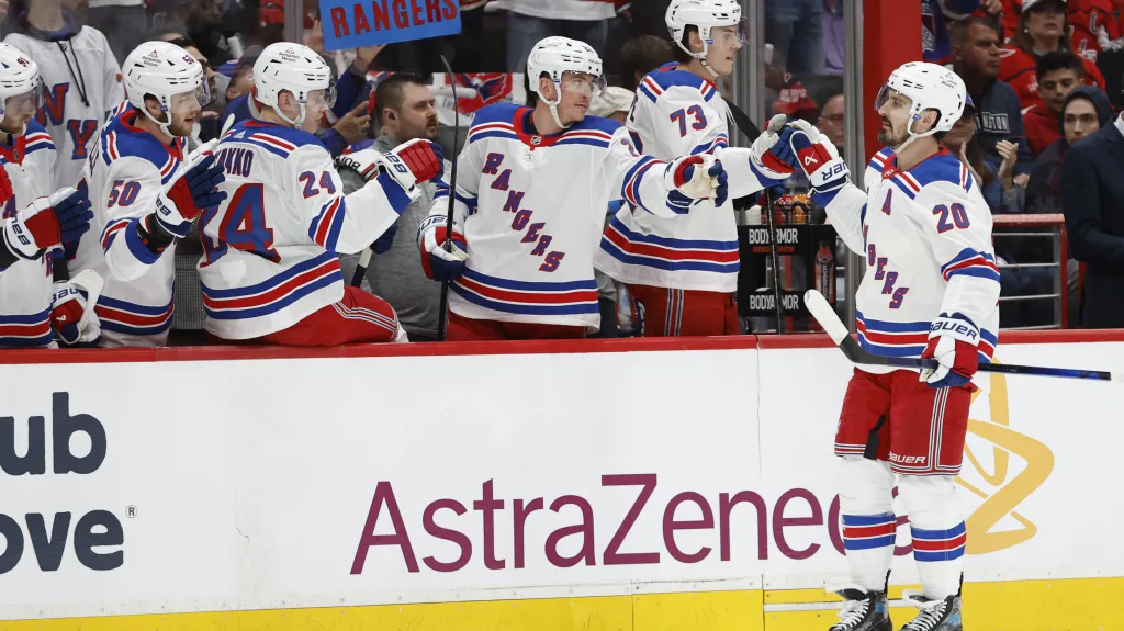 Chris Kreider se raduje se spoluhráči z NY Rangers