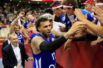 Blake Schilb se raduje po postupu s fanoušky