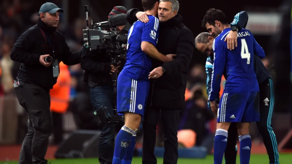 Radost Josého Mourinha s hráči Chelsea Ivanovičem a Fabregasem