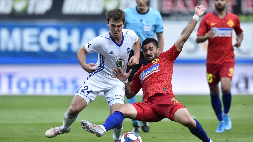 Mladoboleslavský Pavel Bucha v souboji s Valentinem Cretu